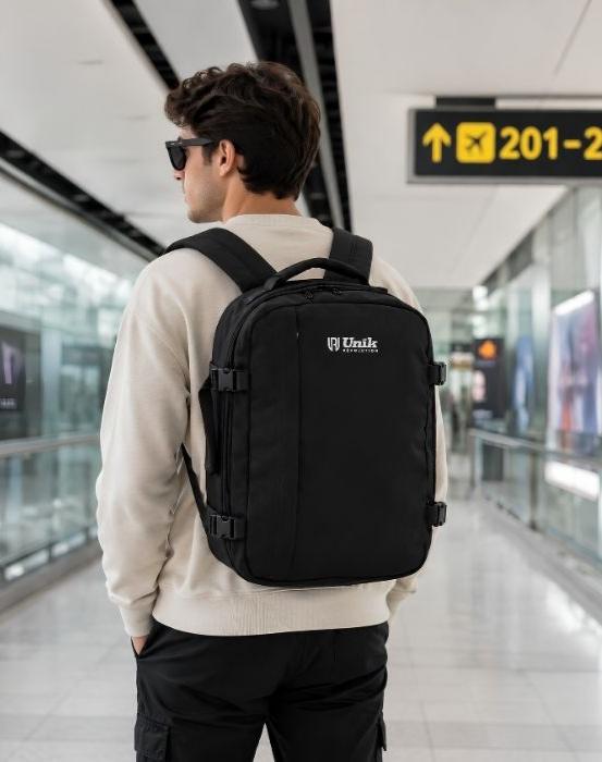 Viajero con la mochila de cabina Aero Fit de Unik Revolution en el aeropuerto